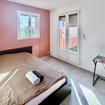 Gorgeous In With Kitchen Hébergement de vacances Rognac